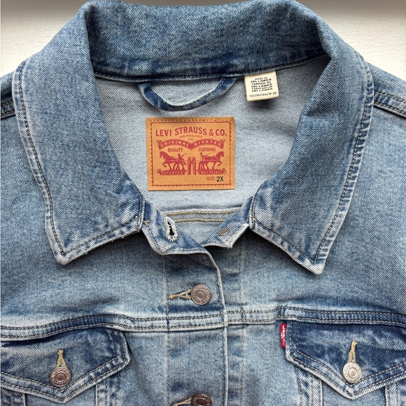 Levi's Original Trucker Denim Jacket in Medium Blue Jean Wash | Women’s Plus 2X - Picture 2 of 15